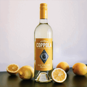 Botella de Francis Coppola Diamond Sauvignon Blanc rodeada de limones.